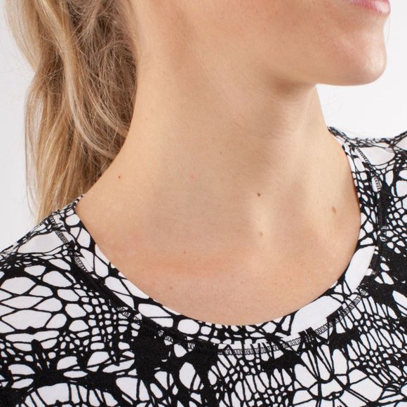 LULULEMON Lively Crewneck T-SHIRT Vitasea Black GLACIER Lace Pattern! Size 4! - Picture 6 of 7